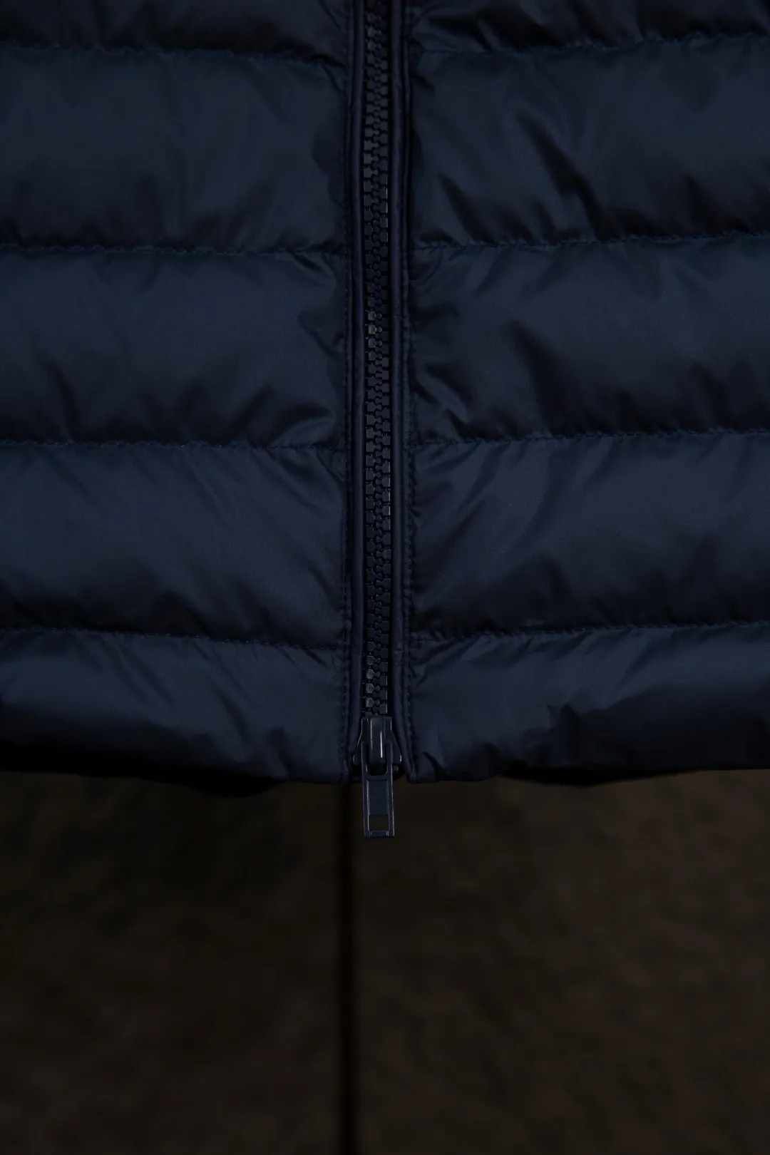 P340 Actual Photos [Popular in Winter] Style No.: 25125# Color: Black/Navy Blue/Almond Size: S-XL - Ralph Lauren/Ralph Lauren 2025FW Popular Winter Item Stand Collar Three-Zip Couple Style Rib Down Vest Vest - Craftsmanship 400T diamond-proof nylon on the face Grid down filling inside 400T high-density gallbladder isolation - Correct slightly waisted version on both sides The placket is made of cotton webbing and has double zipper pockets on both sides - RL's hottest vest this year. Out of stock at counters. A treasure item with a winter atmosphere. It comes in three basic colors. It can be worn by both men and women, especially the creamy white with a warm red feel. Comes with a beauty filter, which girls love. The overall fluffiness is just right. It is light and not bloated. It is very chill. It can enhance the overall fashion sense whether worn outside or inside.